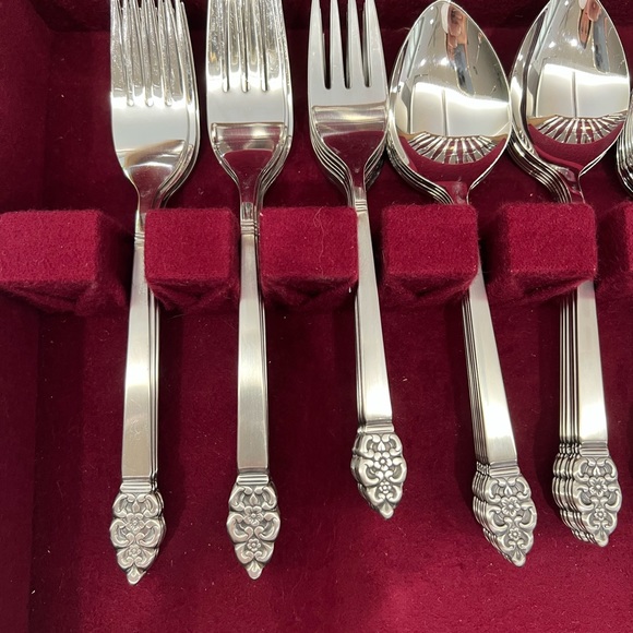 90 Piece Oneidacraft Nordic Crown Deluxe Stainless Flatware Service - Picture 4 of 15